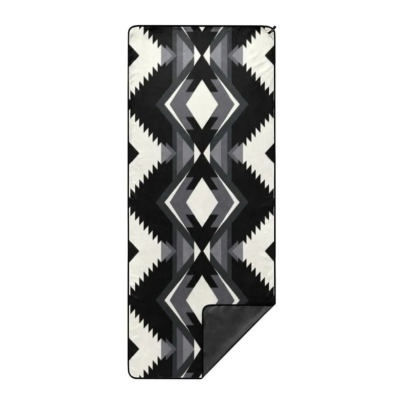 Handtuch im Daydream-Design: Abstrakte, monochrome Muster in Schwarz-, Weiß- und Grautönen.