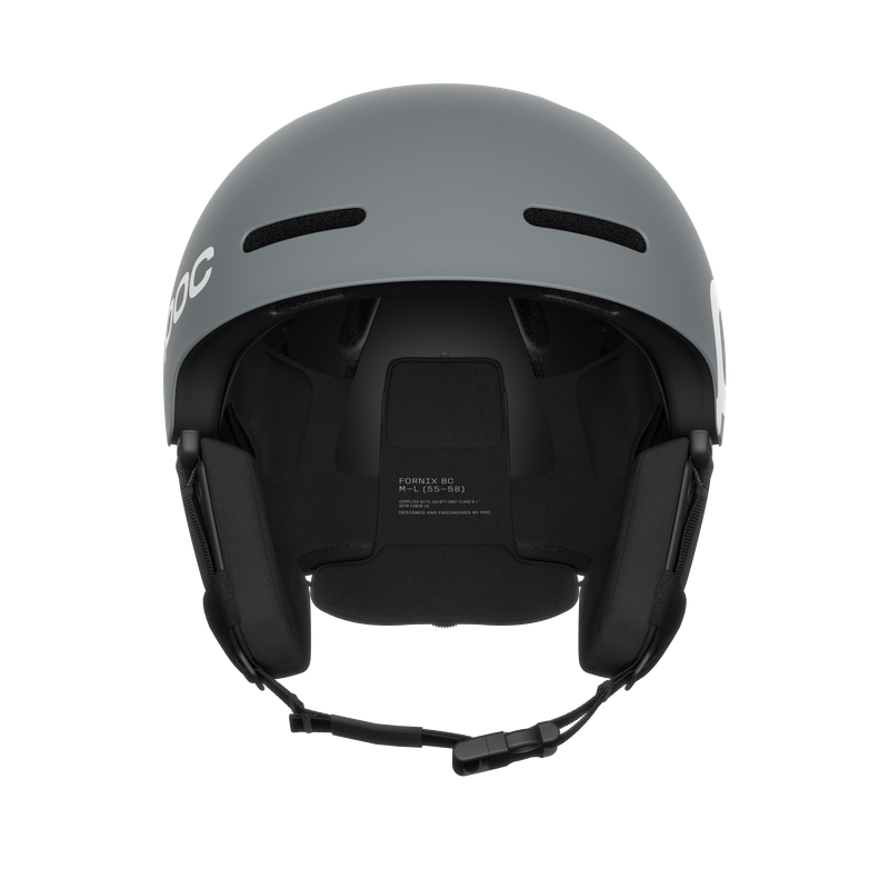 Grauer Skihelm von vorne mit Ohrenschützern und Kinnriemen, das POC Logo ist auf der linken Seite.