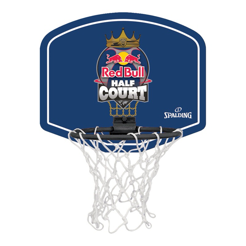 Blaues Mini-Basketball-Backboard mit Red Bull-Logo, Korb und Netz im Detail.