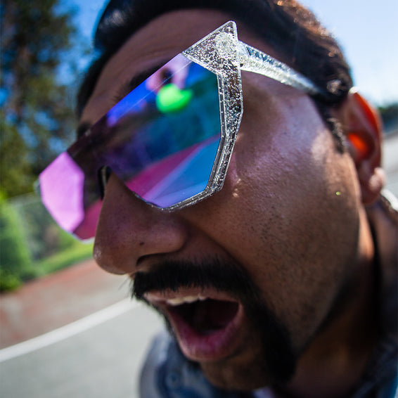 Bunte Sonnenbrille für Männer Mann mit offenem Mund, trägt The Showroom The Quartz Sonnenbrille mit bunten Gläsern.