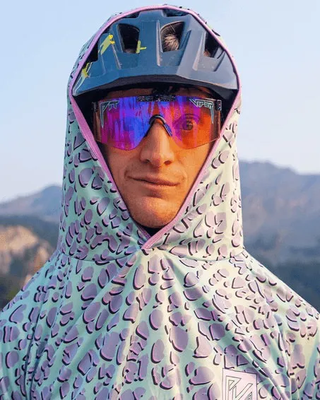 Uomo con casco e occhiali da sole, felpa con cappuccio con motivo; Stile Afterparty 2000.