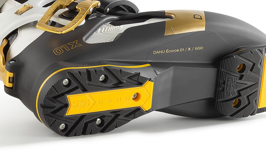 Dahu Ecorce 01X Sohle Nahaufnahme der Dahu Ecorce 01X Skischuh-Sohle in Schwarz-Gold mit gelbem Grip-Walk-System.