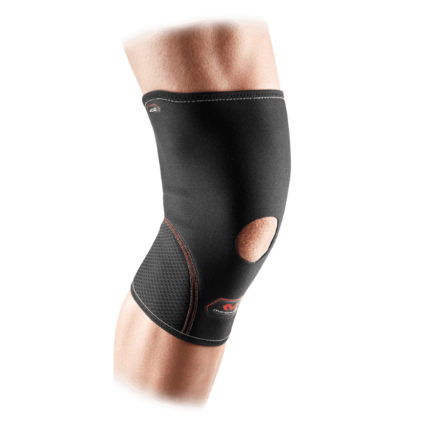Schwarze McDavid Kniebandage mit offener Kniescheibe am Bein. Netzstruktur, rote Akzente und Logo.