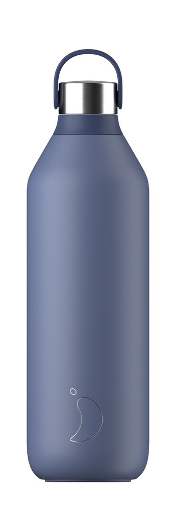 Une fine bouteille d'eau bleue de 1000 ml, Series 2 Whale Blue, avec un bouchon argenté et une poignée de transport.
