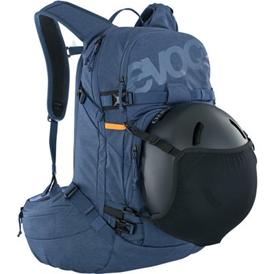 Blauer Evoc Line Pro 20L Rucksack mit Helmhalterung, seitliche Ansicht.