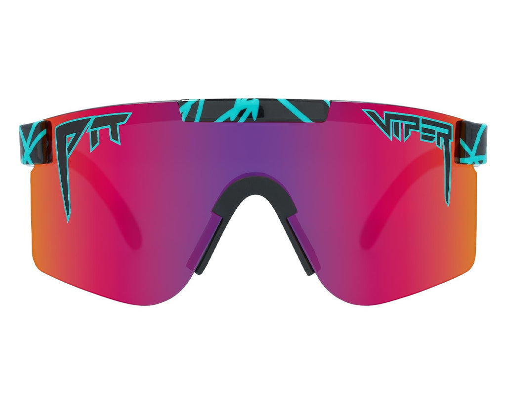 Frontansicht der "Voltage" Sonnenbrille mit pink-lila Verlauf in den Gläsern. Türkise Details auf dem schwarzen Rahmen.