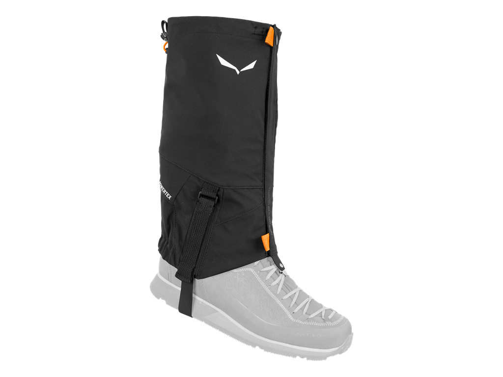 Guêtre noire Salewa GTX au pied, avec sangle de semelle visible et logo de la marque.