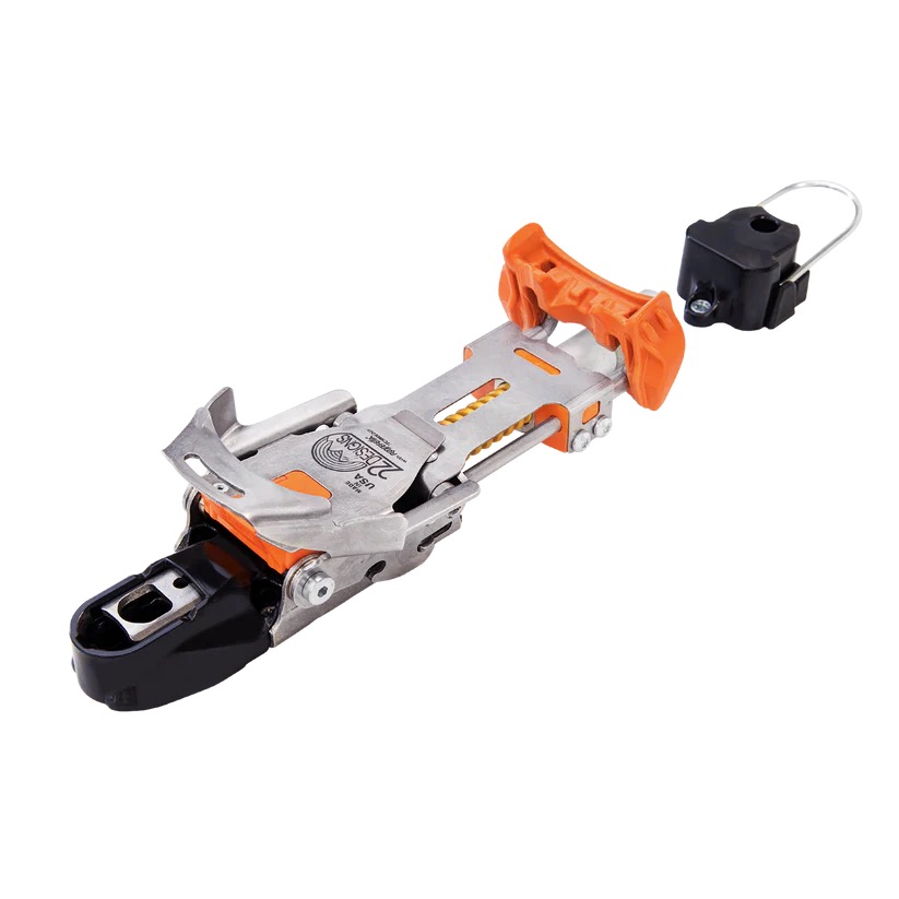 Telemark-Skibindung mit metallenen Grundplatten und orangefarbenen Hebeln und Federn auf weißem Hintergrund. Der vordere schwarze Zehenbereich ist detailliert sichtbar, der hintere schwarze Fersenbereich mit silbernem Bügel.