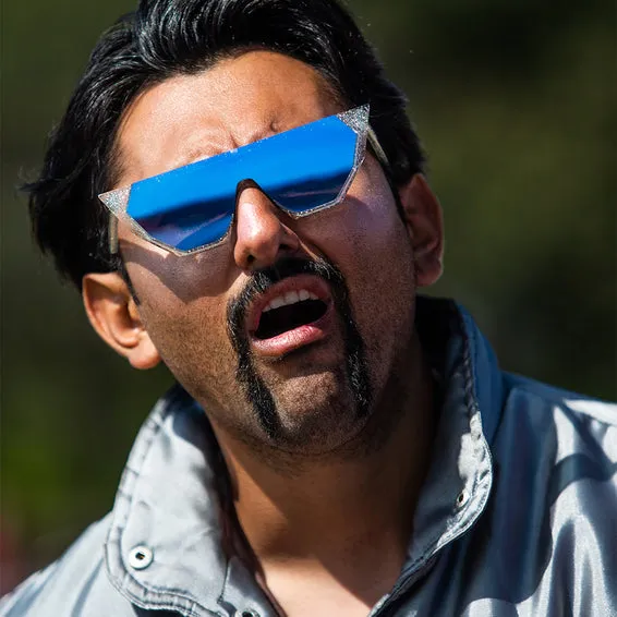Portrait d'un homme avec une moustache et des lunettes de soleil en quartz bleu.