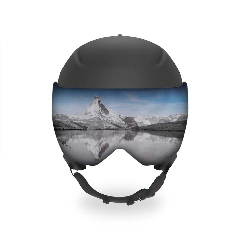 Skihelm mit Visier und aufgedrucktem Bergsee-Motiv, das sich im Wasser spiegelt.