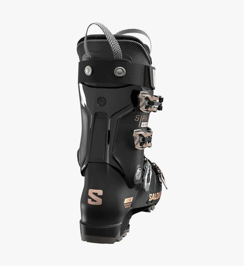 Chaussure de ski noire Salomon S/PRO ALPHA 90 W vue de derrière, avec boucles et détails du logo en bronze.