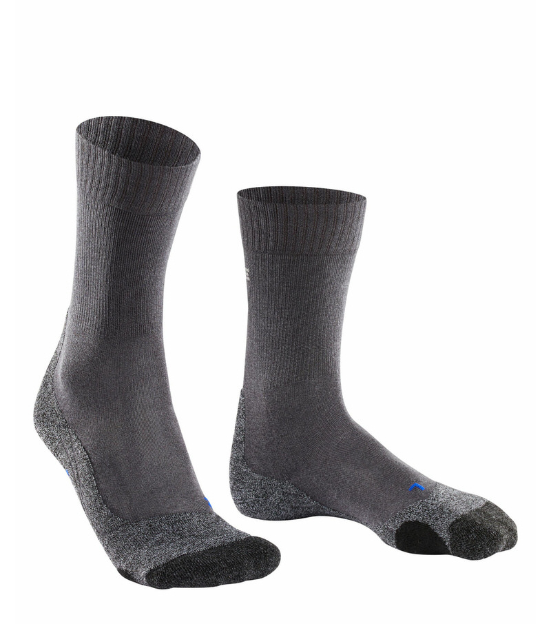 Deux chaussettes de trekking grises TK2 Cool pour hommes avec talon et orteils renforcés.
