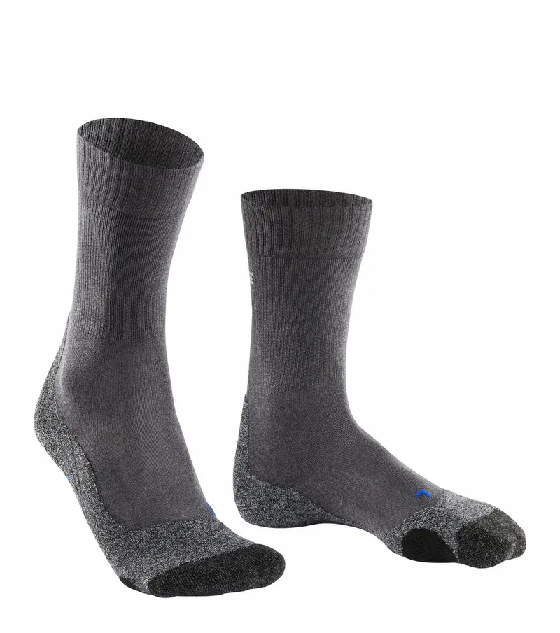 Deux chaussettes de trekking grises TK2 Cool pour hommes avec talon et orteils renforcés.