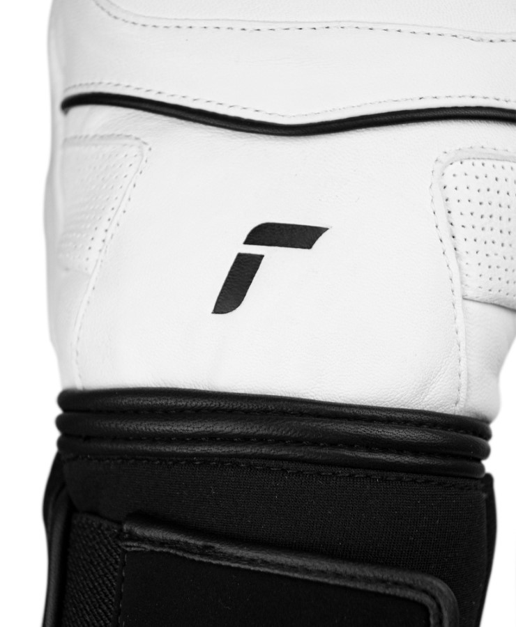 Reusch Mitaines World Champ Vue détaillée d'un Reusch World Champ Mitten avec cuir blanc, logo et accents noirs. L'accent est mis sur le dos de la main.