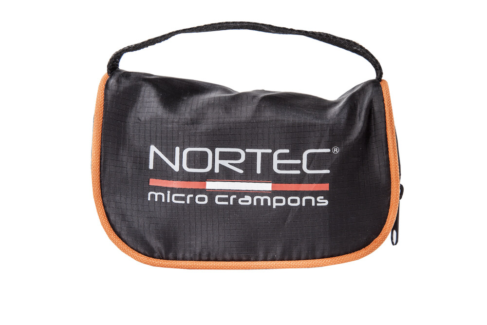 Sac noir pour Trail Micro Crampons avec bords orange et dragonne. Les mots "NORTEC" et "micro crampons" sont imprimés.