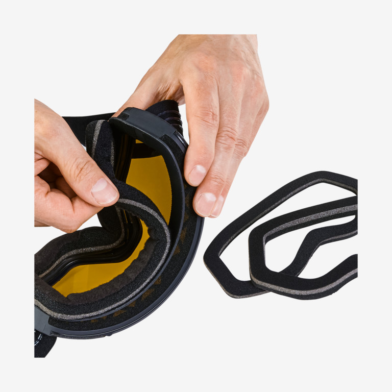 Hände montieren Face-Foam an Sentinel DH Skibrille mit gelber Linse, Ersatz-Face-Foam separat.