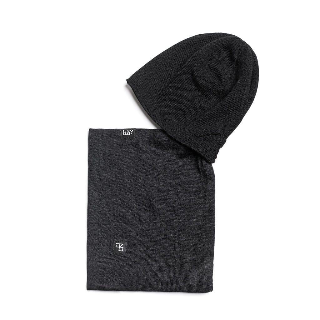 Schwarzes Beanie und Neckwarmer Set, seitlich platziert auf weißem Hintergrund.