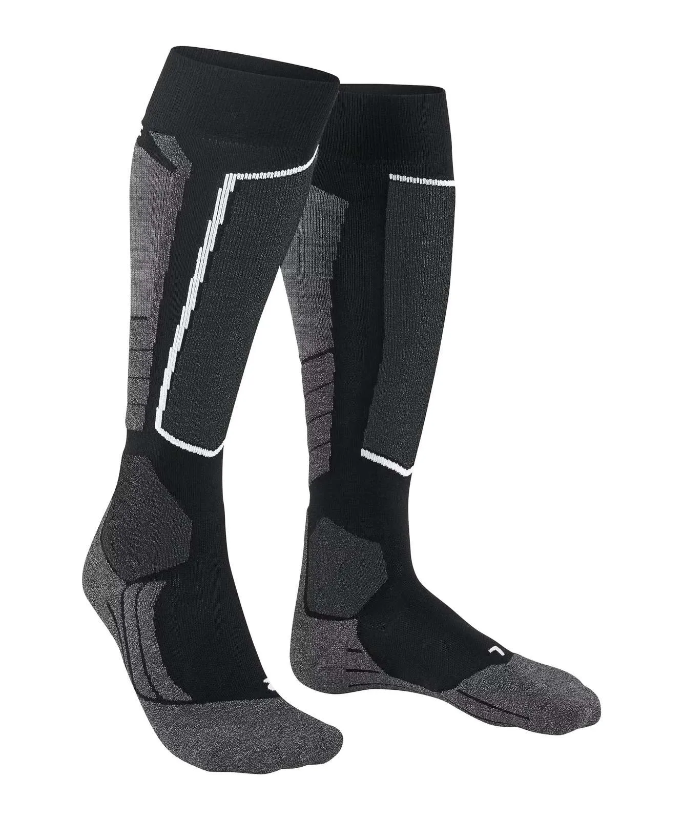 Zwei kniehohe Sportsocken in Schwarz und Dunkelgrau auf weißem Hintergrund. Unterschiedliche Strickmuster. Dunkelgraue Verstärkungen an Zehen, Fersen und Schienbein, mit schmalen weißen Seitenstreifen. Eine Socke steht leicht vor der anderen.