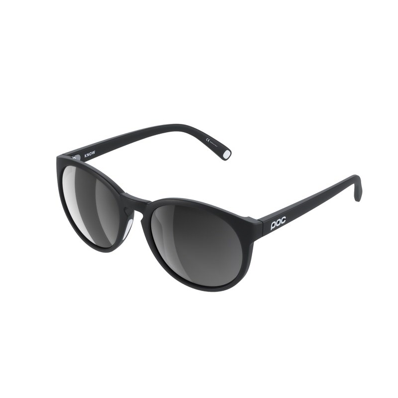 Schwarze POC Know Sonnenbrille mit runden Gläsern und weißem Logo, schräg von vorne links.