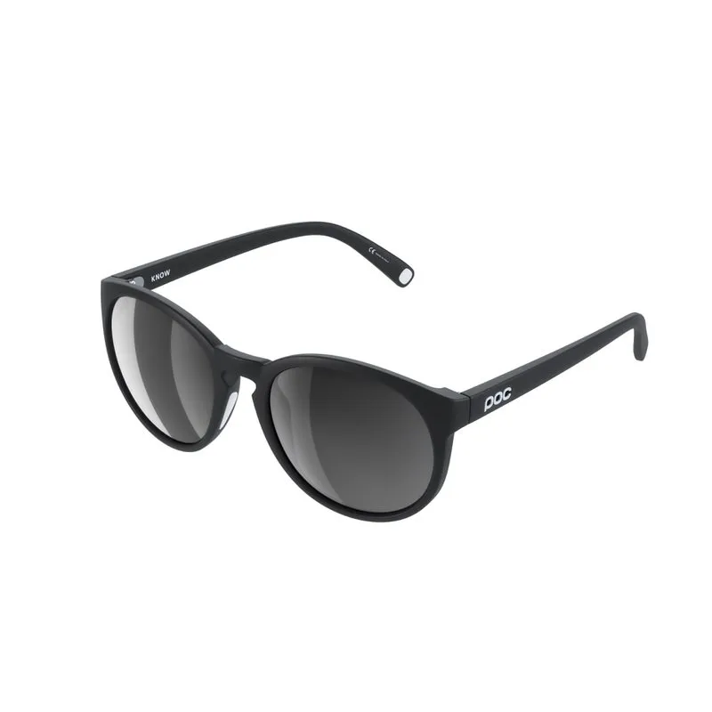 Lunettes de soleil POC Know noires avec verres ronds et logo blanc, de face à gauche.