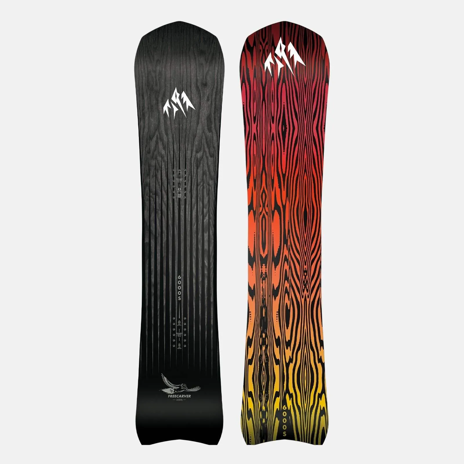 Zwei Freecarver 9000s Snowboards nebeneinander: eins in Holzoptik schwarz, eins in rot-gelb mit Holzmaserung.