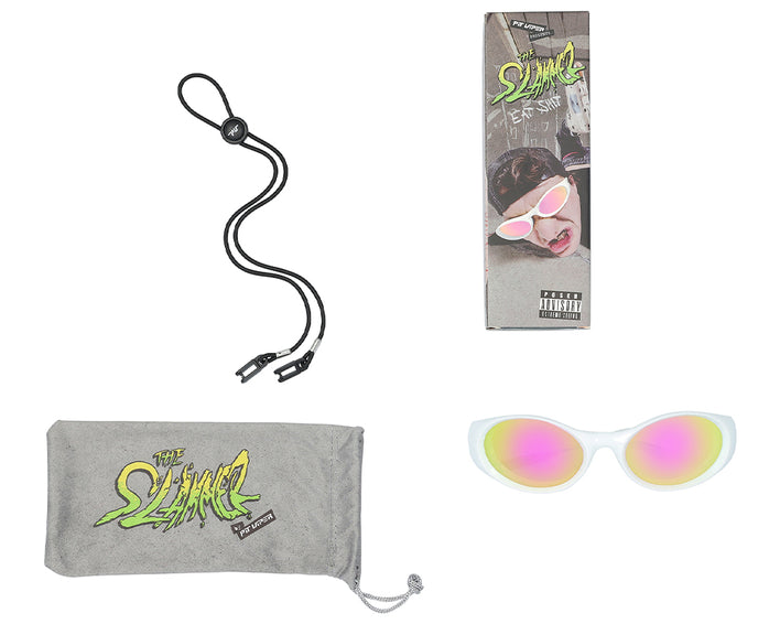 Produktset von "The Slammer Miami Nights": Brille, Kordel, Etui und Verpackung. Die Brille hat weiße Rahmen und pink-gelbe Gläser.