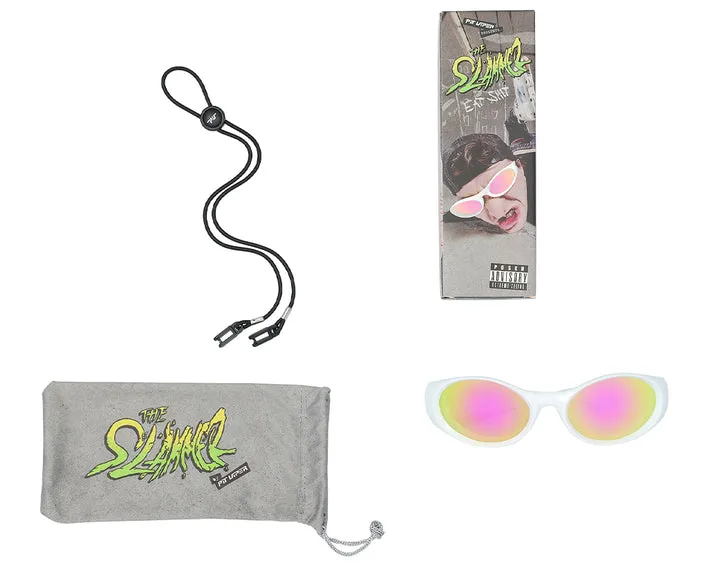 Set di prodotti di "The Slammer Miami Nights": occhiali, cordino, astuccio e confezione. Gli occhiali hanno montatura bianca e lenti giallo-rosa.