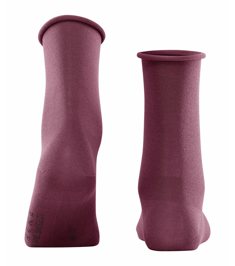 Zwei Active Breeze Damen Socken in Pflaumenfarbe, stehend, mit Rollbündchen.