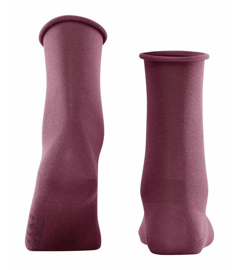 Zwei Active Breeze Damen Socken in Pflaumenfarbe, stehend, mit Rollbündchen.