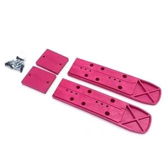 Magenta NTN Freeride Spacer, bestehend aus zwei länglichen Platten, zwei quadratischen Blöcken und Schrauben.