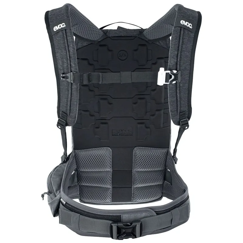 Vista posteriore dello zaino Evoc Trail Pro 10L in nero/grigio carbonio con spallacci e cintura anca.