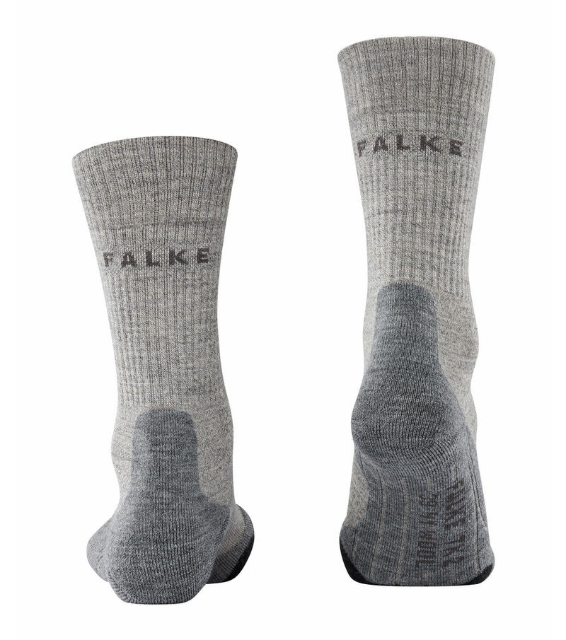 Graue, mittellange Trekking Socken mit "FALKE" Schriftzug, Vorder- und Rückansicht der TK2 Wool Herren Socken.