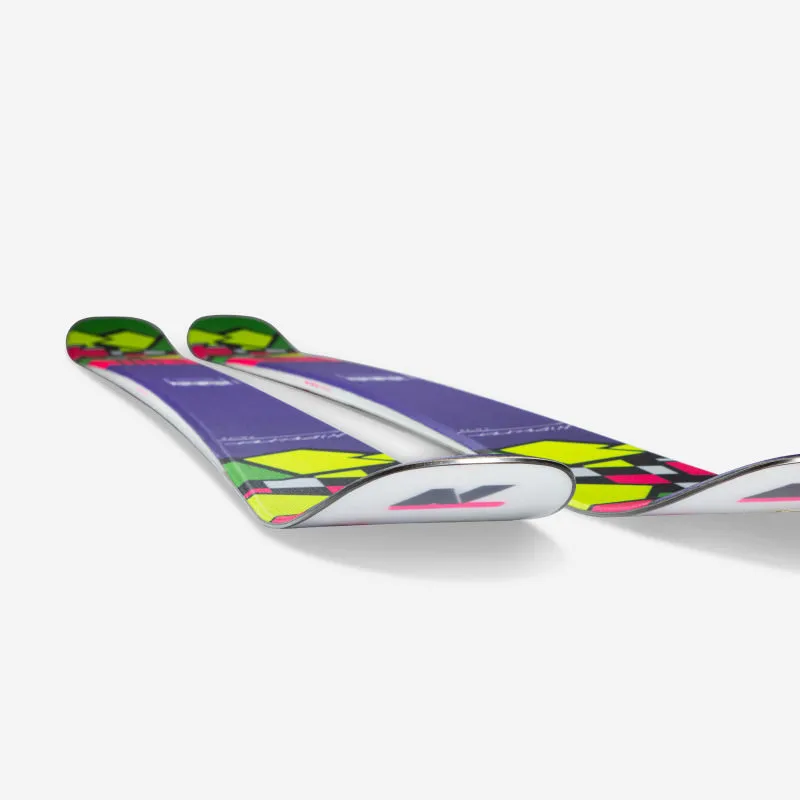Detailansicht der Spitzen des Nidecker The Ski mit farbenfrohem, geometrischem Muster auf lila Grund.