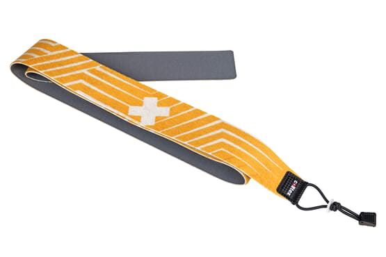 Peau de ski Colltex Race Crystal Speedmaster jaune avec croix suisse blanche et motif à rayures.