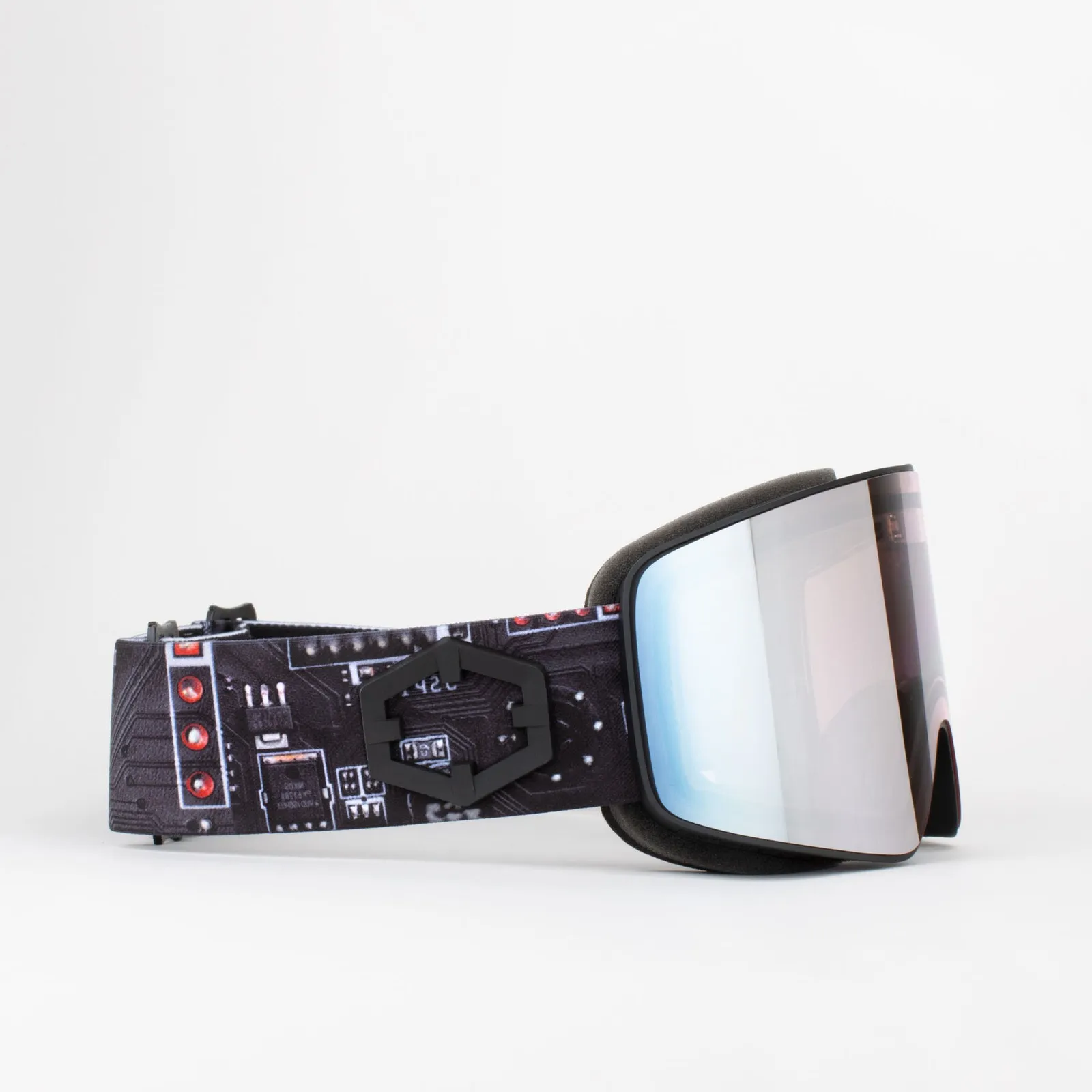 Electra Skibrille Motherboard E-Silver von der Seite. Das Brillenband hat ein Muster von einer Platine. Die Gläser spiegeln sich blau-silbern.