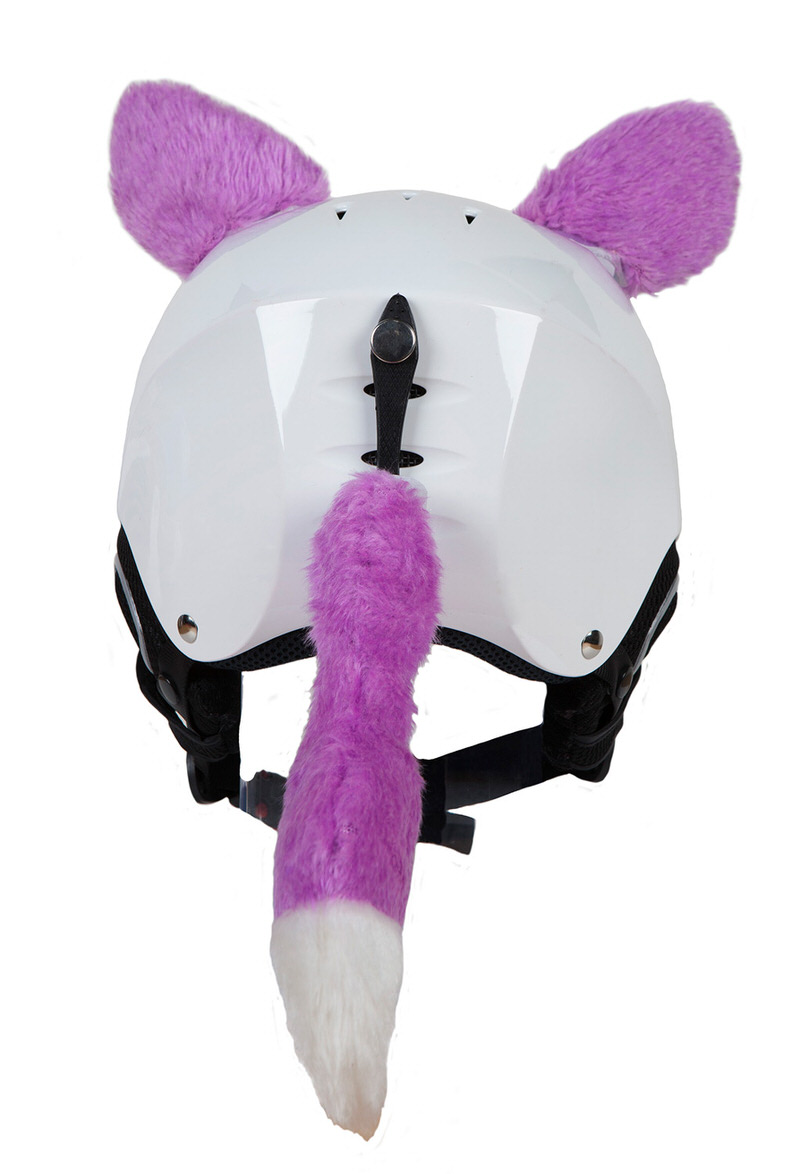 Katzenohren Helm Weisser Helm mit lila, plüschigen Katzenohren und Schwanz, von hinten gesehen.