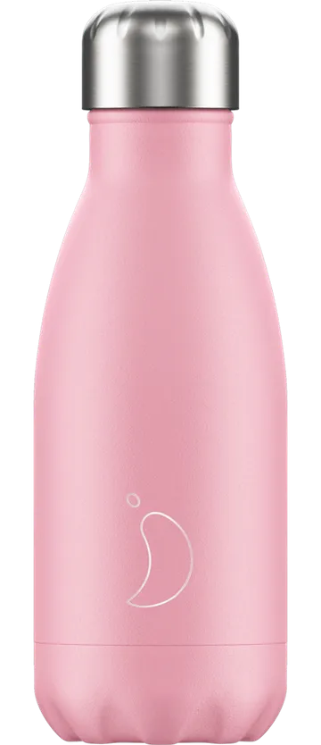 Schlanke, pastellrosa Chillys Trinkflasche mit silbernem Deckel und Markenlogo in Tropfenform.