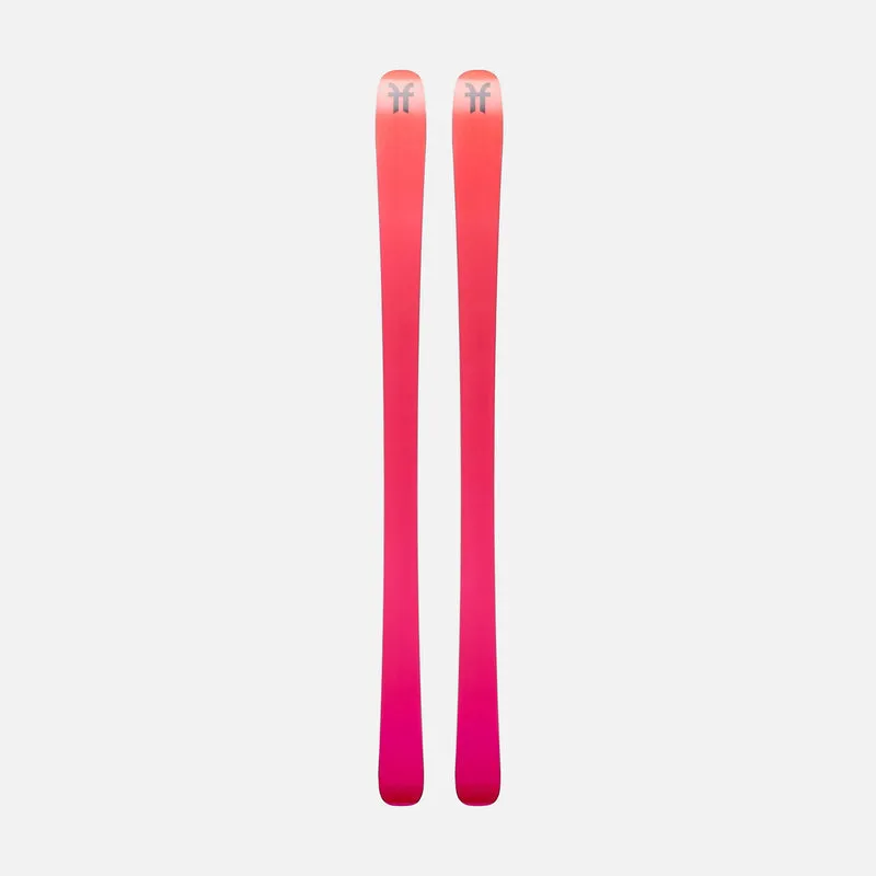 Deux skis sont placés verticalement l'un à côté de l'autre, avec une couleur allant du rouge au rose et un symbole gris en haut.