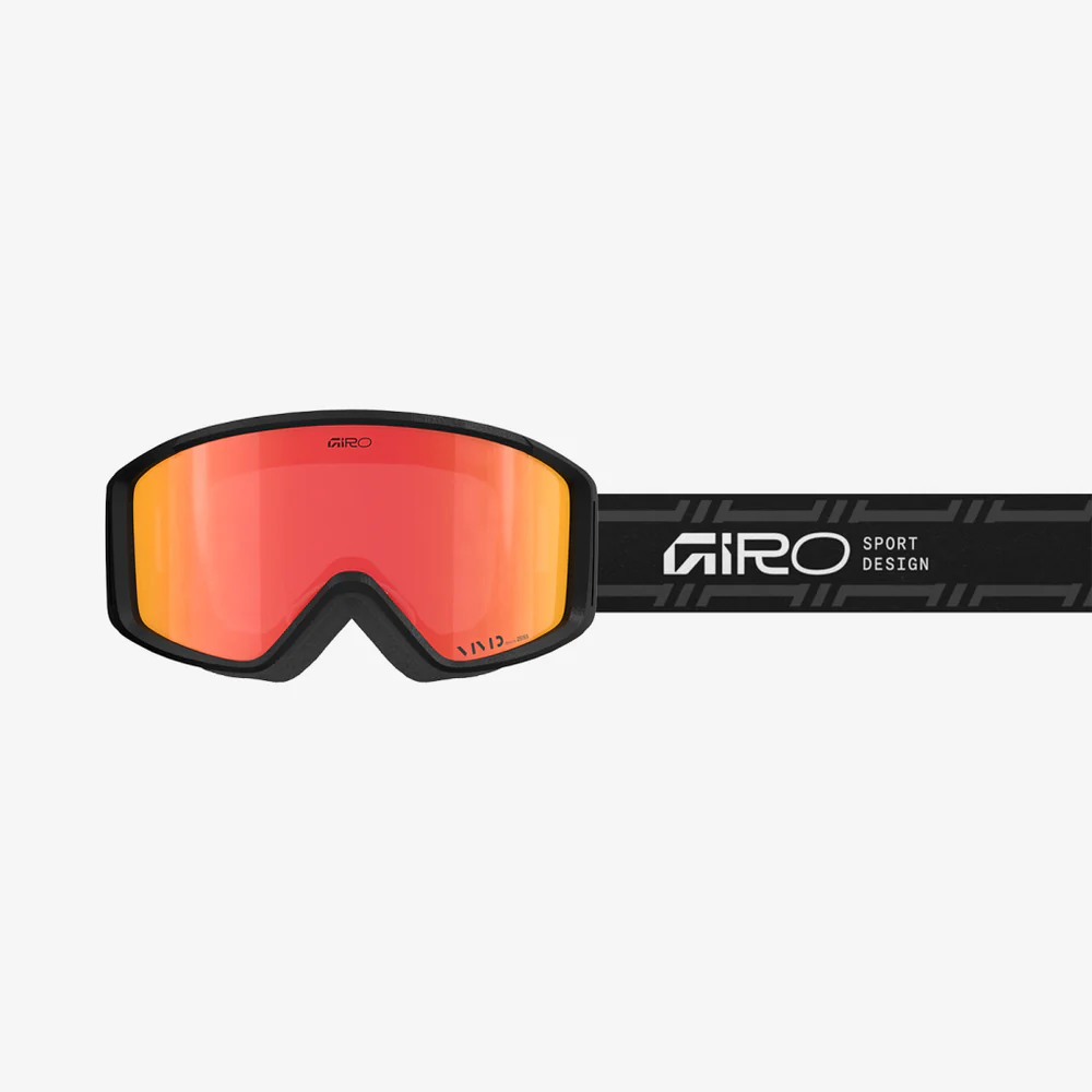 Schwarze Giro-Skibrille Schwarze Giro-Skibrille mit roter Linse und Logo auf dem schwarz-grau gestreiften Brillenband vor weißem Hintergrund.