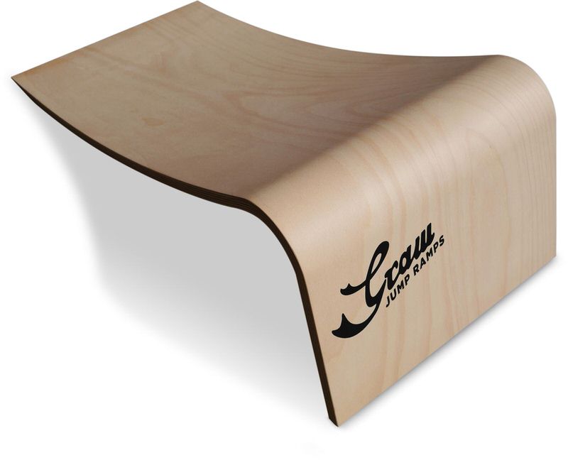 Holzfarbene Graw Jump Ramps J25 Rampe mit abgerundeter Form und schwarzem "Graw Jump Ramps" Logo.