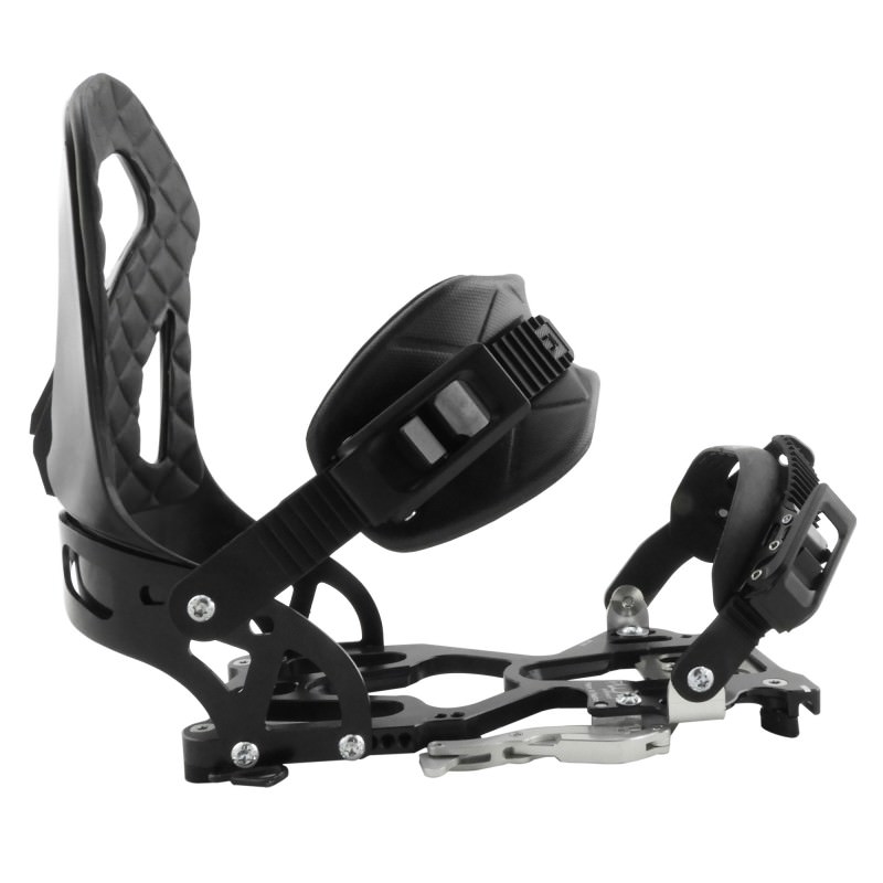 Attacco Plum Eterlou nero Primo piano di un attacco da splitboard Plum Eterlou nero. Gli elementi metallici, le cinghie e l'highback sono chiaramente visibili.