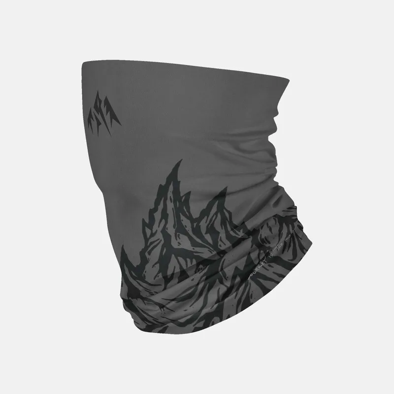 Grauer Neckwarmer mit Berg-Motiv. Dunkle Bergspitzen-Zeichnung unten, kleines Logo oben.
