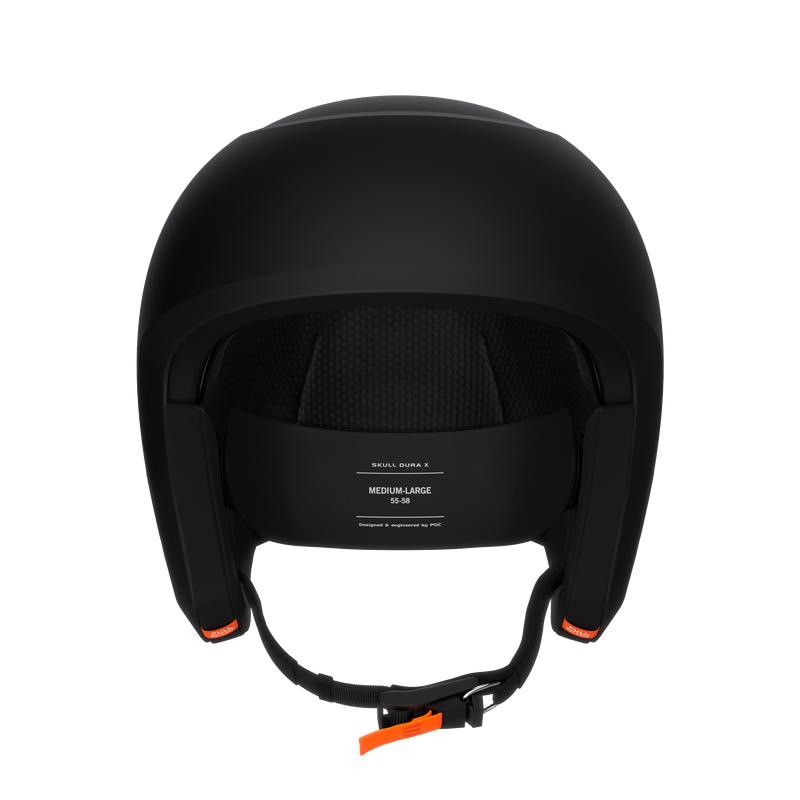 Schwarzer Skihelm mit orangefarbenem Verschluss, Frontansicht, Innenpolster sichtbar.