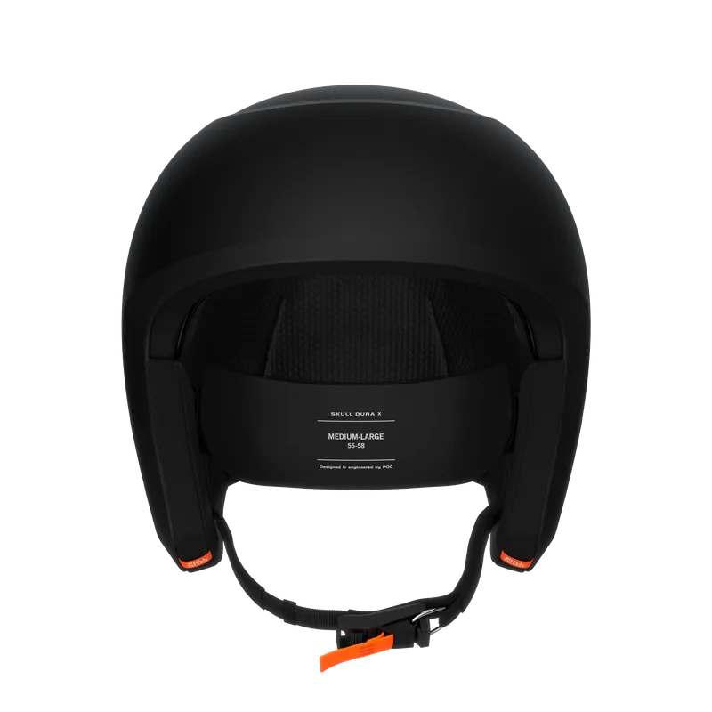 Schwarzer Skihelm mit orangefarbenem Verschluss, Frontansicht, Innenpolster sichtbar.