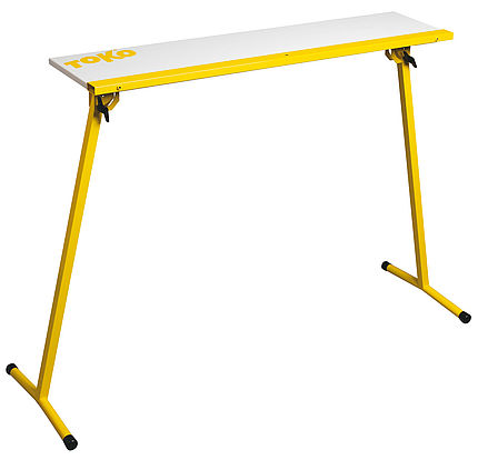 Table jaune Toko Express Table de travail jaune Toko Express avec plateau blanc et pieds inclinés.