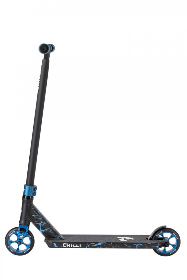 Chilli Pro Scooter Reaper Reloaded noir avec accents et roues bleus, vue latérale.