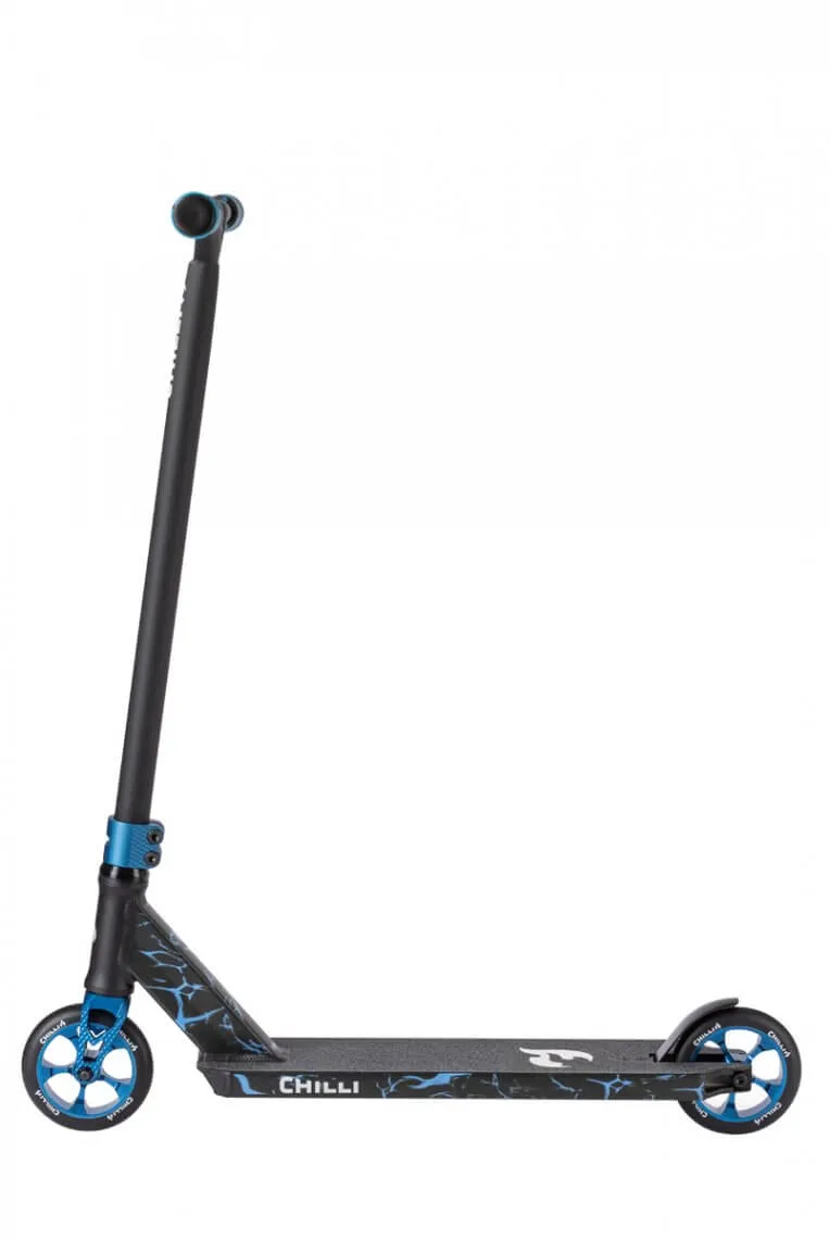 Chilli Pro Scooter nero Reaper Reloaded con accenti e ruote blu, vista laterale.