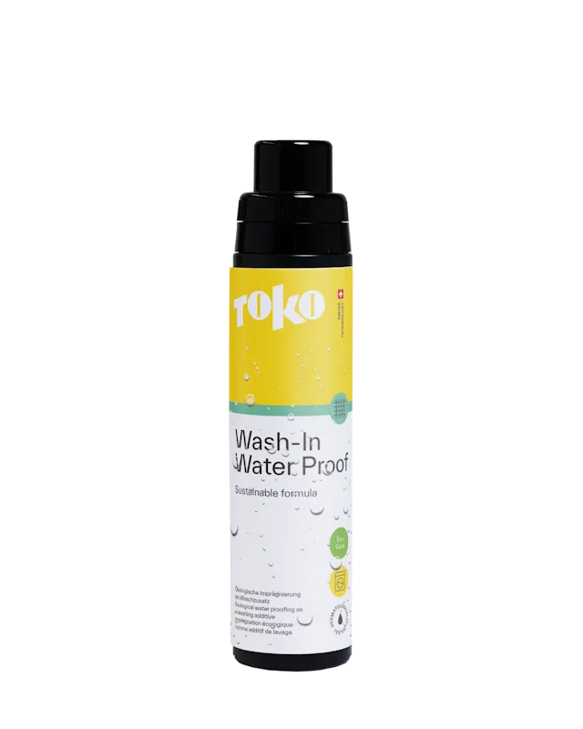 Eine Flasche TOKO Wash-In Water Proof, nachhaltige Formel, mit gelbem Etikett und schwarzem Verschluss auf weißem Hintergrund.