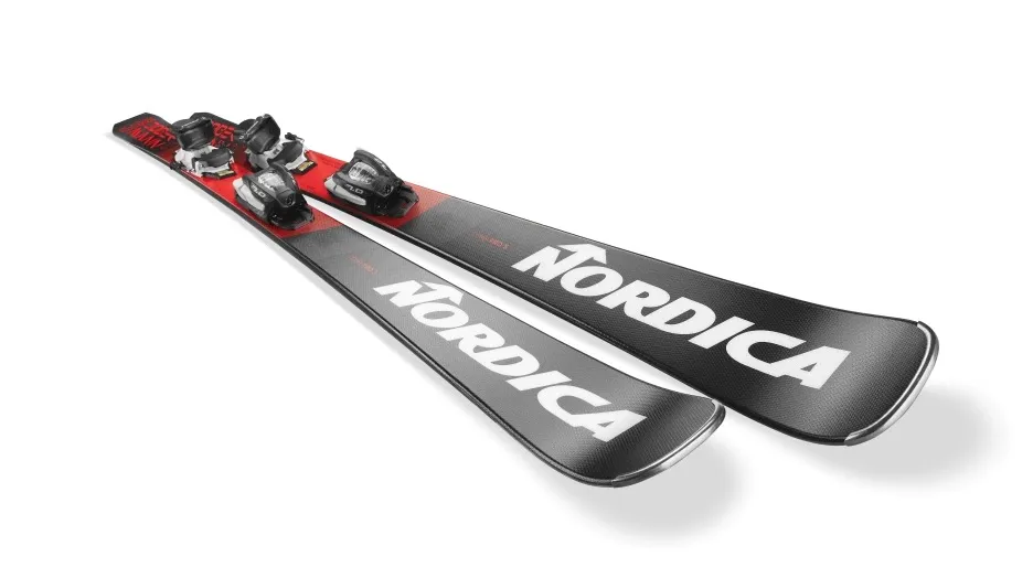 Ein Paar schwarze und rote Nordica Ski liegen diagonal auf weißem Hintergrund, mit montierten Bindungen.