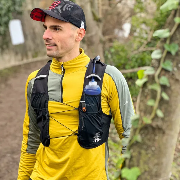 Coureur avec gilet d'hydratation Hydrabag Elite 8L, vue latérale. Le gilet a des poches et deux gourdes.